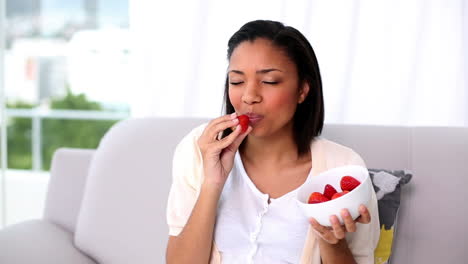 Atractiva-Mujer-De-Cabello-Oscuro-Sosteniendo-Un-Recipiente-Con-Fresas