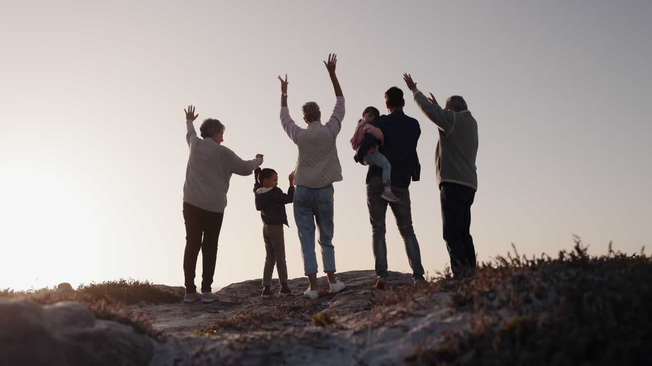 큰 가족, 손을 들거나 해변에 있는 아이들
