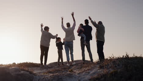 familia grande, manos arriba o niños en la playa