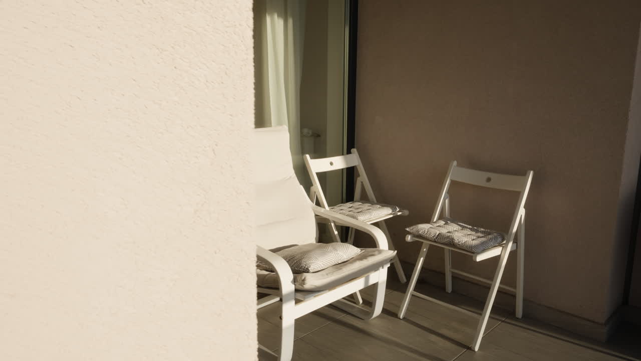 집 테라스의 햇볕이 잘 드는 구석에 있는 의자와 안락의자를 공개합니다.