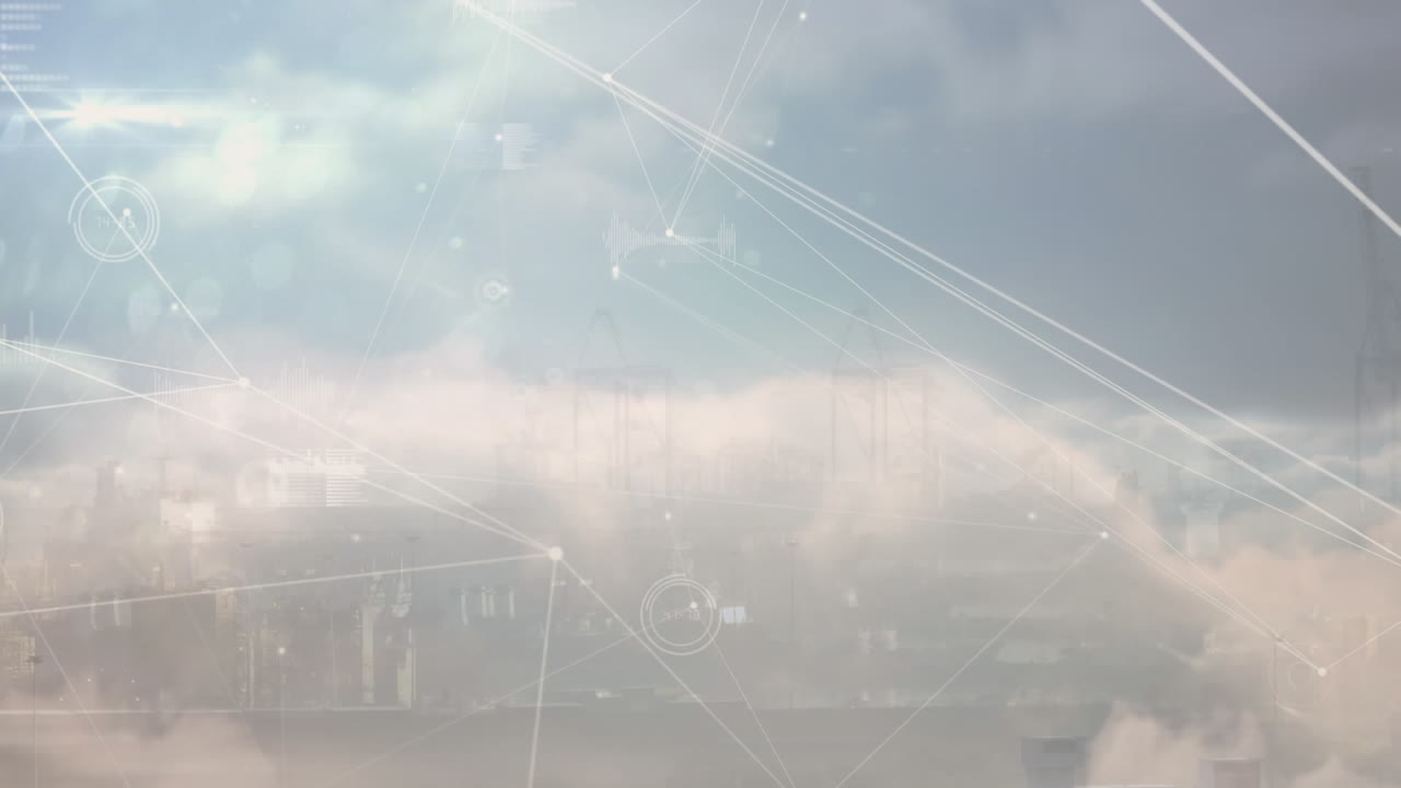 animación de la red de conexiones y procesamiento de datos contra nubes en el cielo azul