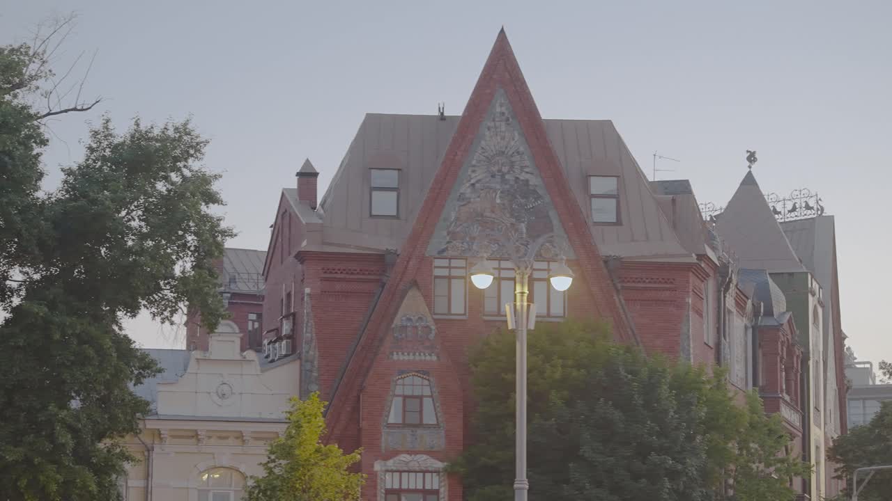 장식 된 정면 을 가진 오래된 유럽 건물