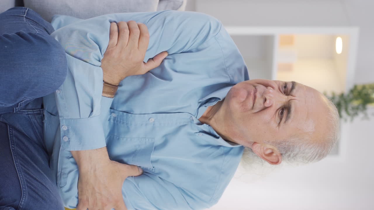 video vertical de un anciano con problemas psicológicos solo en casa.