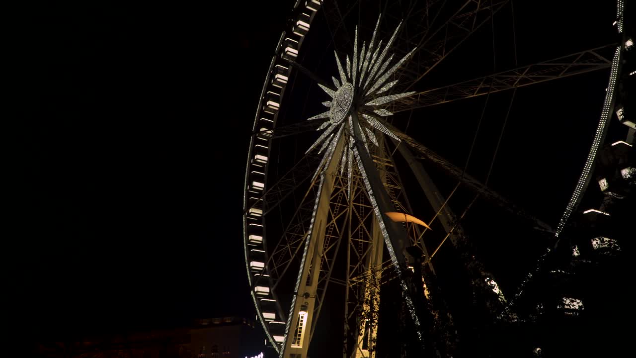 Budapest Eye illuminata di sera - Ampia inquadratura inclinata verso l'alto.