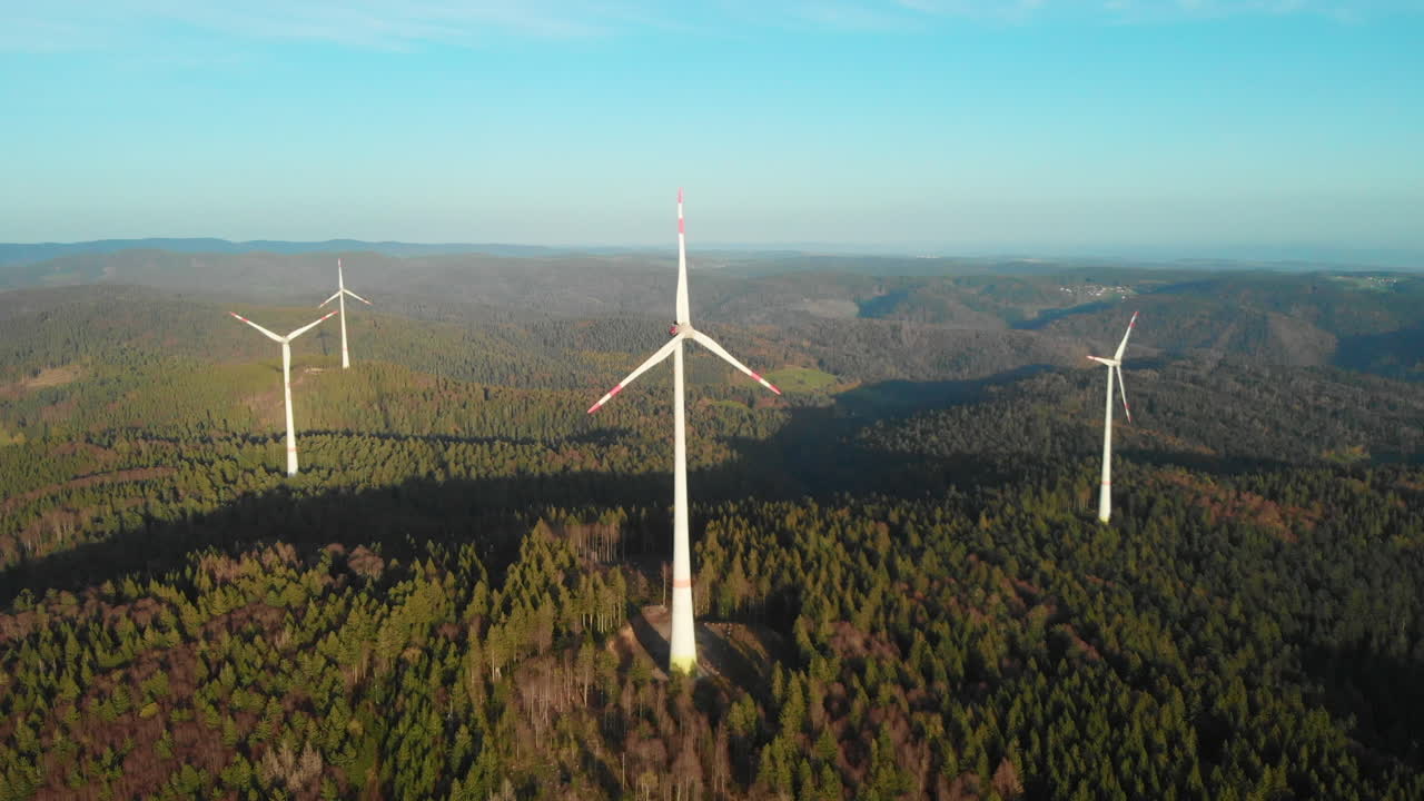 cuatro molinos de viento del bosque negro en la cima de la montaña girando al sol de la tarde 30fps 4k
