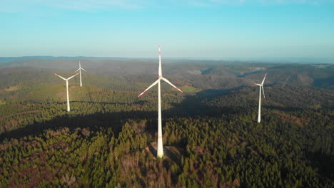 Cuatro-Molinos-De-Viento-Del-Bosque-Negro-En-La-Cima-De-La-Montaña-Girando-Al-Sol-De-La-Tarde-30fps-4k