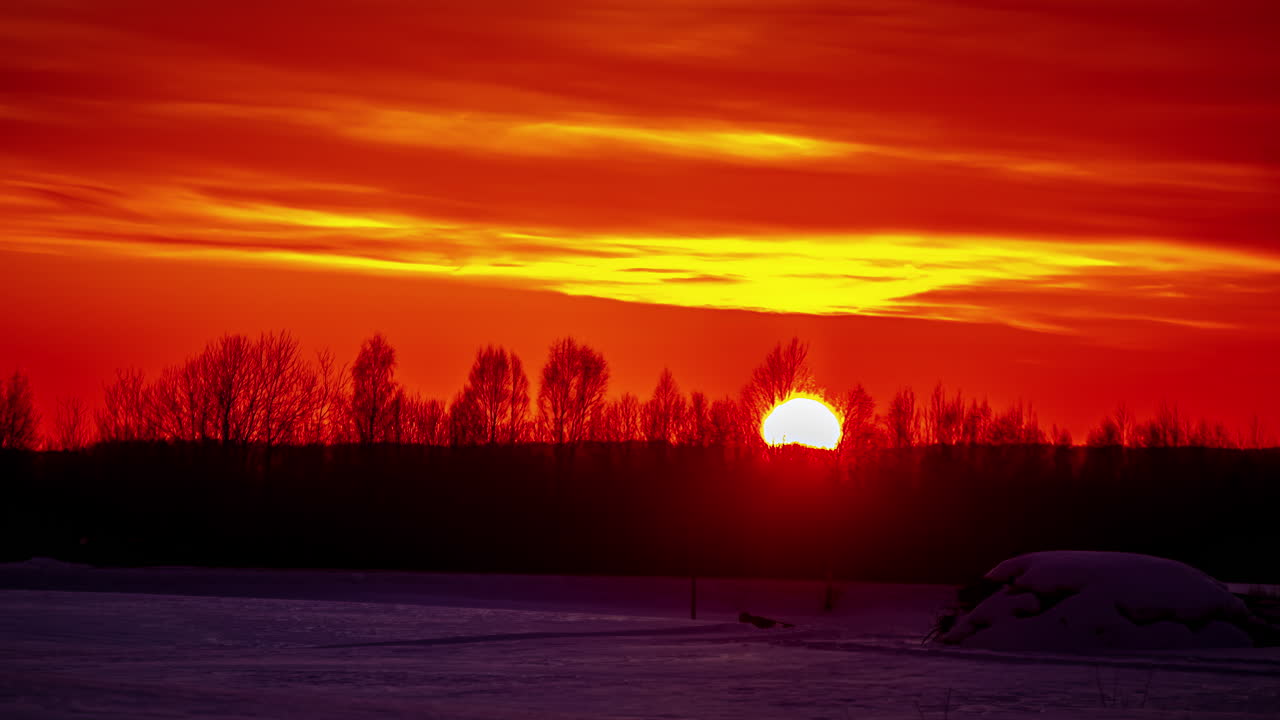 겨울 풍경 위로 빛나는 주황색 일몰 시간 경과 - 꽉 확대