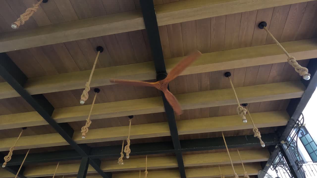 실내 공간에서 회전하는 천장 팬 블레이드.