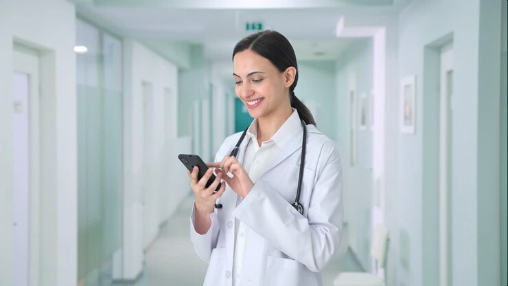 doctora india feliz usando el teléfono