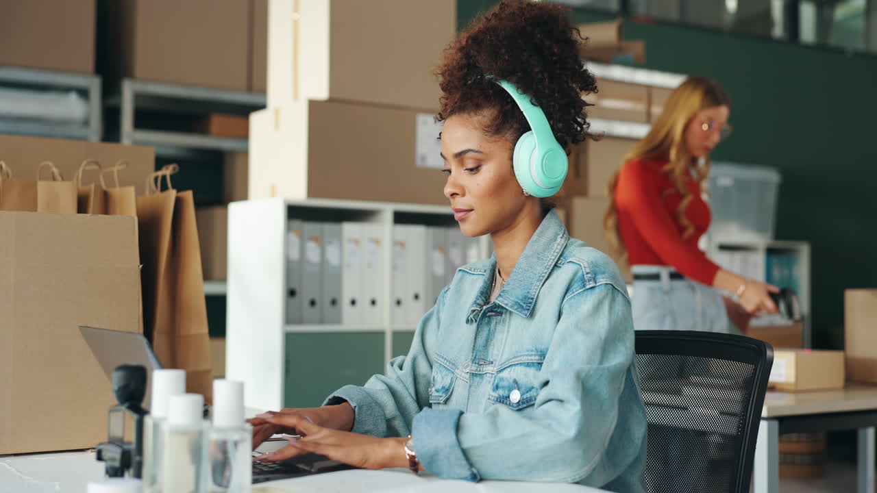 Donne che imballano ordini in un ufficio e-commerce