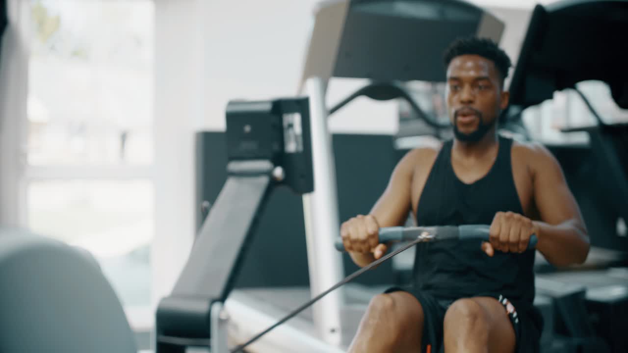 hombre en gimnasio remo