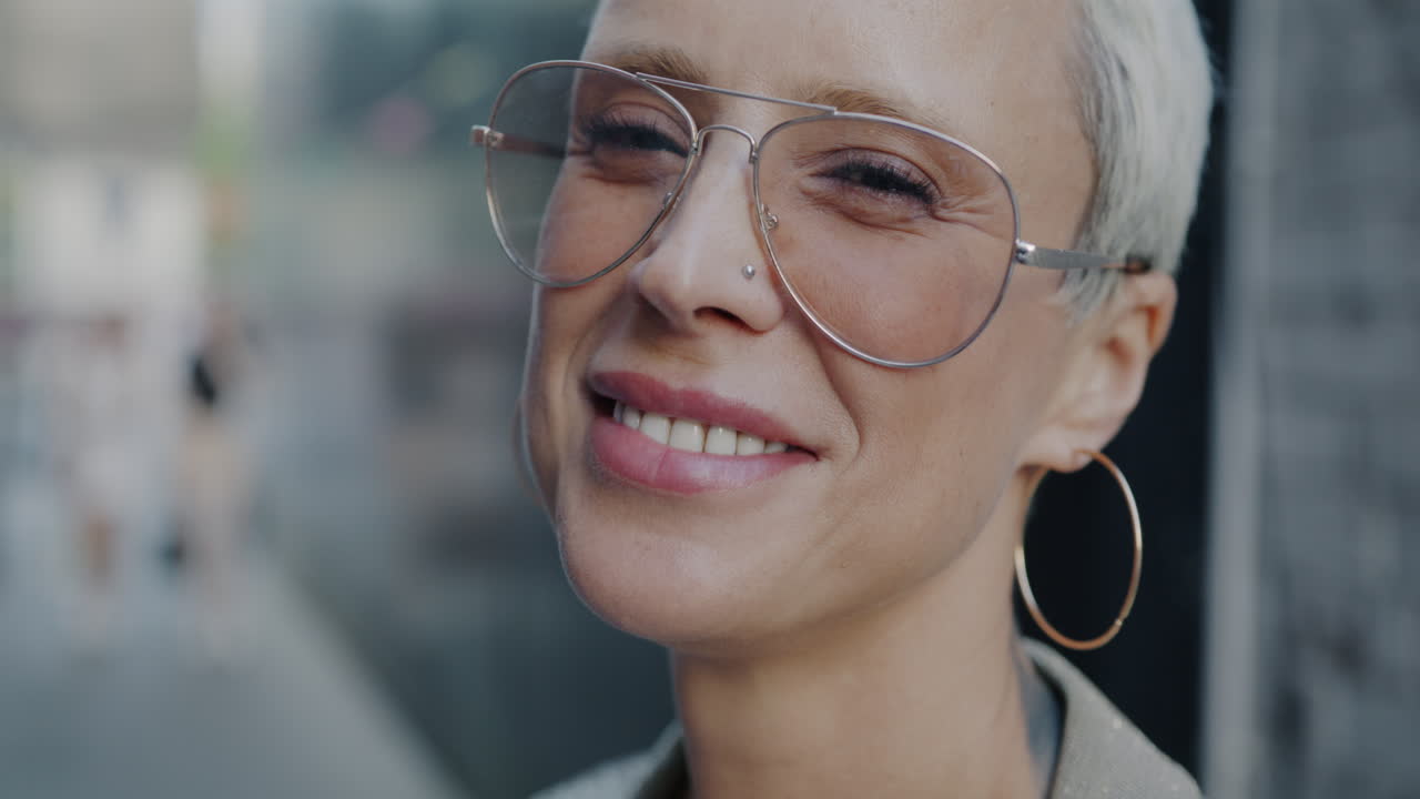 mujer sonriente en la ciudad