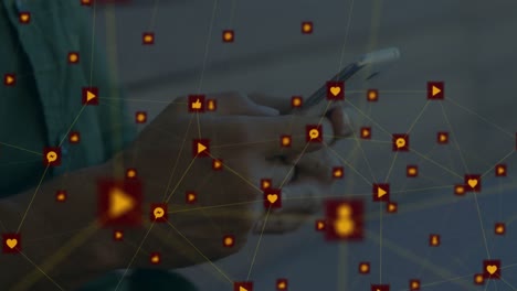 animación de una red de iconos digitales contra la sección media de un hombre que usa un teléfono inteligente