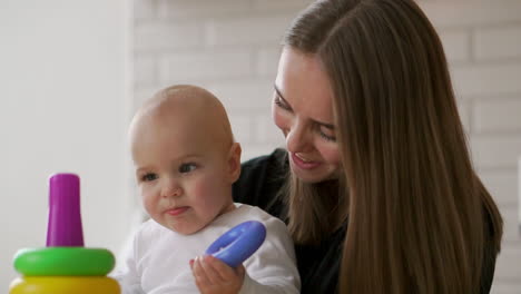 Kleiner-Junge-Und-Seine-Mutter-Spielen-Zu-Hause-Mit-Spielzeug