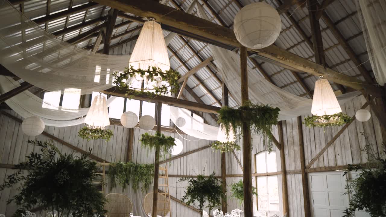 lugar de madera boho con impresionantes encendedores y plantas