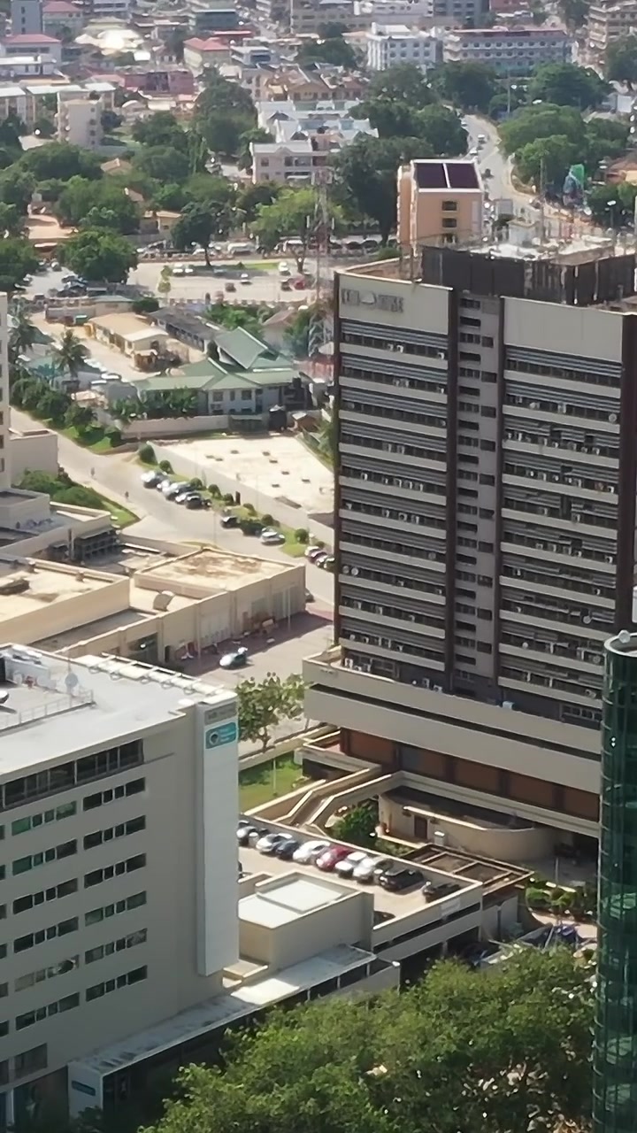 Vista de Accra, Gana, com edifícios e paisagem urbana de cima