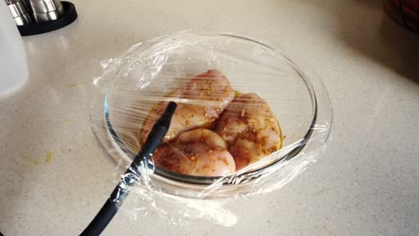 fumar pollo marinado usando una pistola de humo antes de sous vide