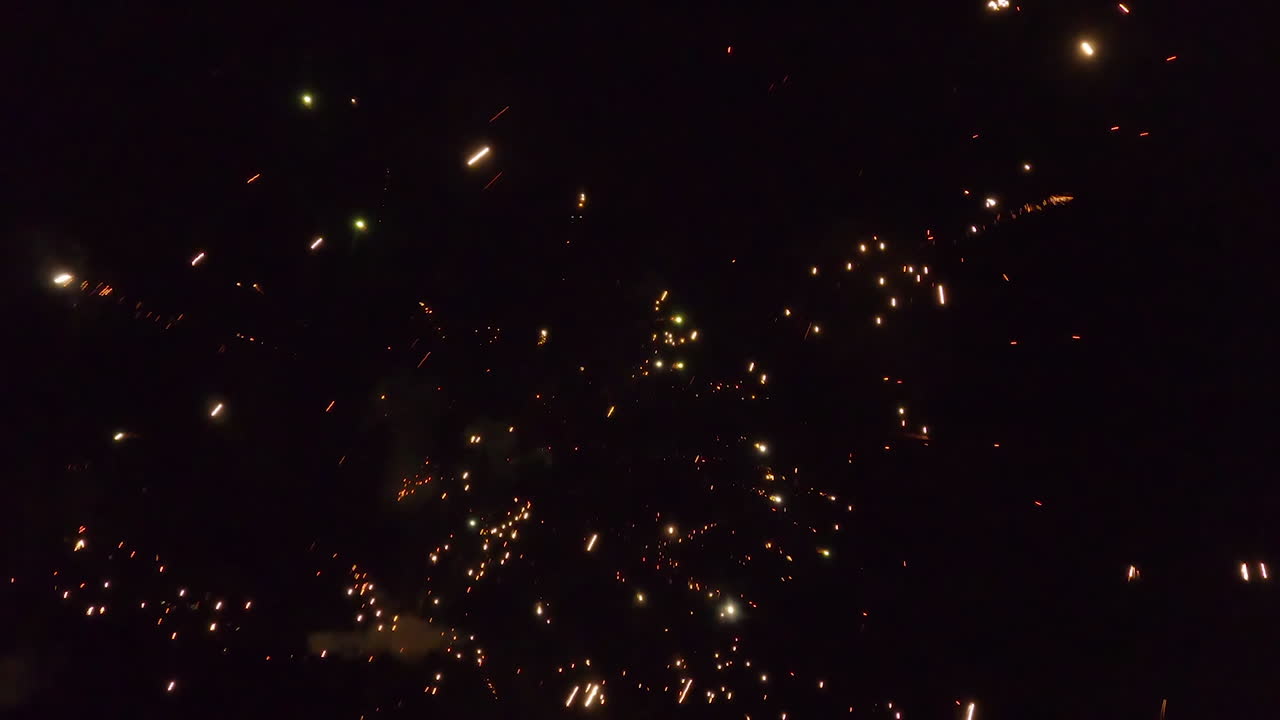 fuegos artificiales de año nuevo con un dron fpv a cámara lenta