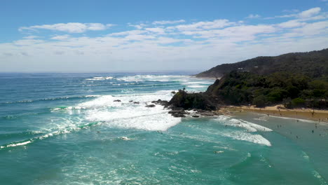 Tiro-De-Dron-Giratorio-De-Surfistas-Y-Playa-Wategos-En-Australia