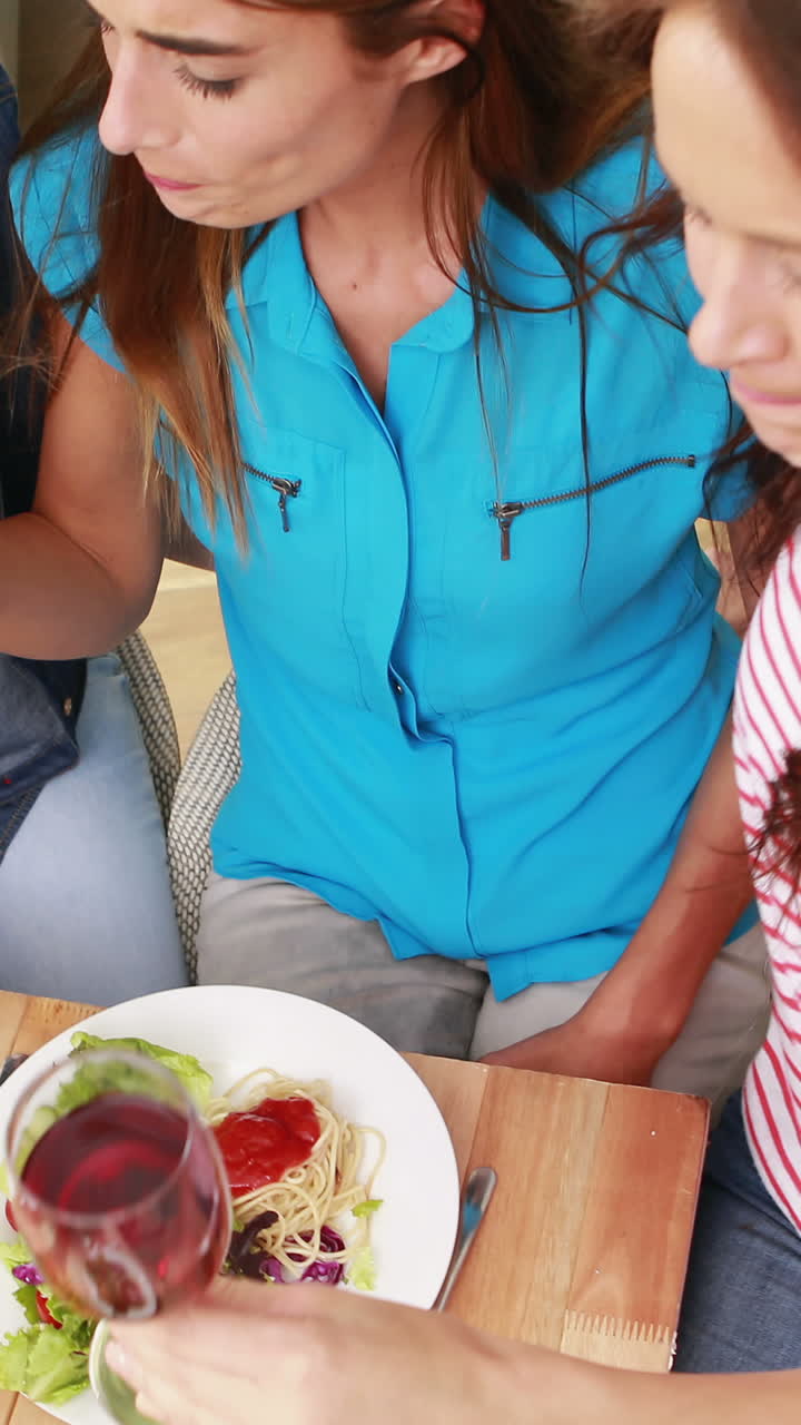 amigos felices brindando con vino tinto