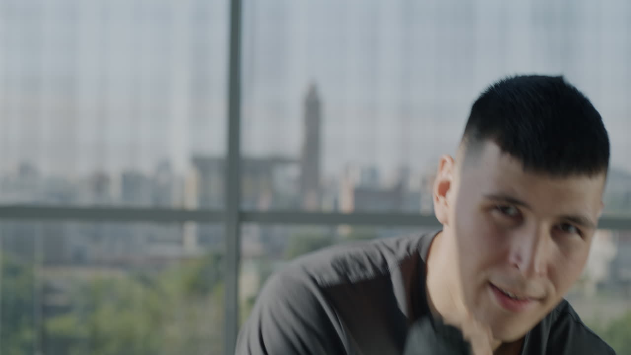 체육관 에서 권투 를 연습 하는 남자