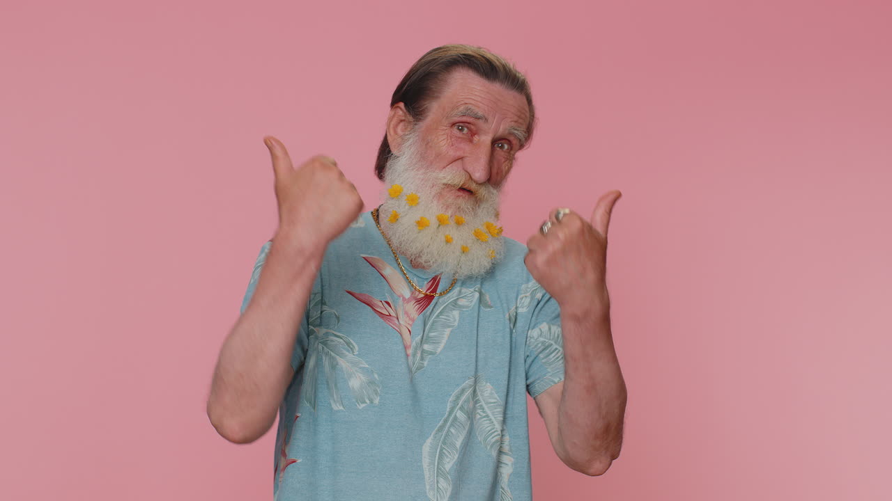 hombre de edad avanzada sintiéndose muy orgulloso pareciendo seguro de sí mismo, muy feliz por el éxito, elige a mí, pulgares hacia arriba