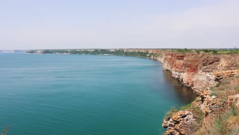 Mar-Azul-Tranquilo-Desde-El-Cabo-Kaliakra-En-El-Sur-De-Dobruja,-Bulgaria