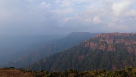 El-Valle-De-La-Cordillera-Cubre-La-Niebla-Por-La-Mañana-Desde-Un-ángulo-Plano