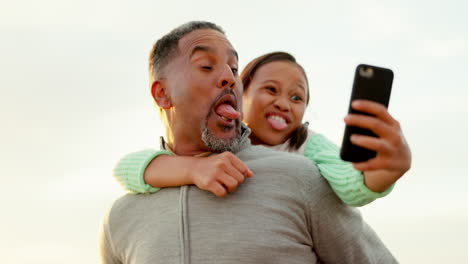 padre, niña y cara graciosa para una selfie al aire libre