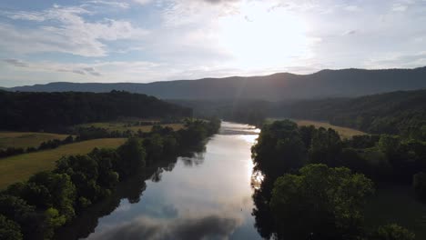 Excelente-Vista-Aérea-Del-Sol-Sobre-El-Valle-Del-Río-Shenandoah-En-Virginia