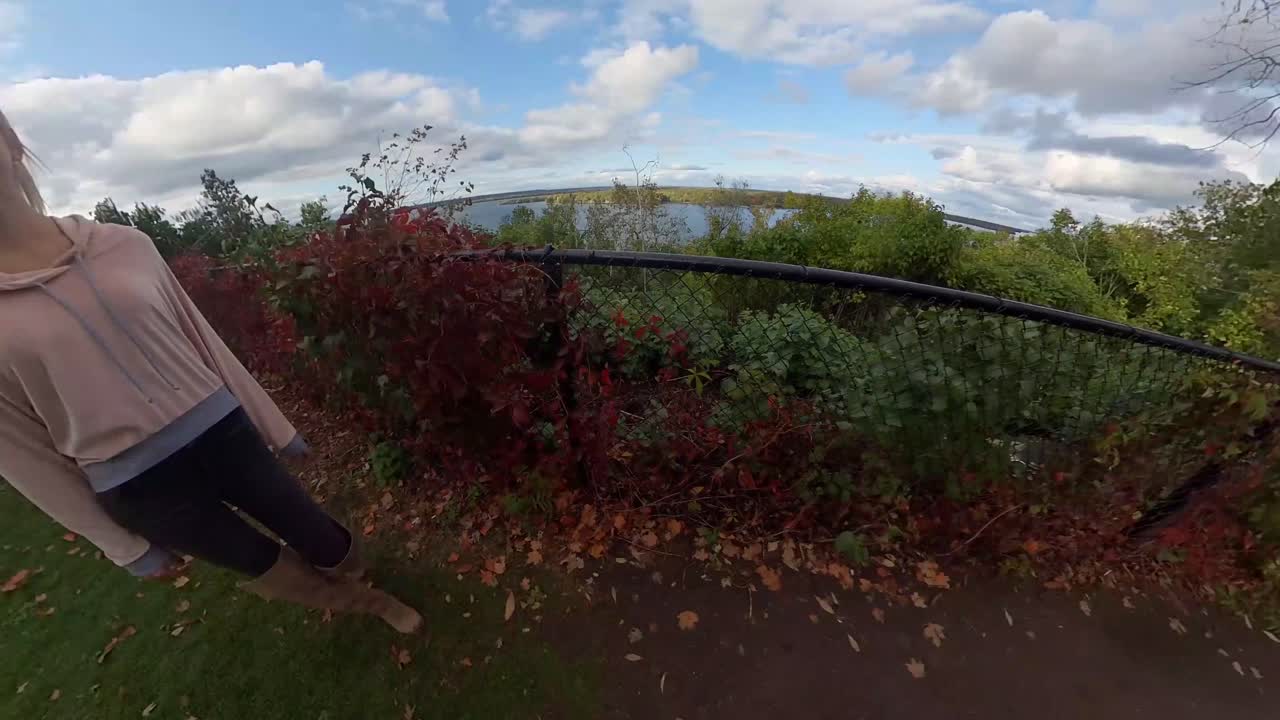 숲에서 가을을 즐기는 젊은 여성