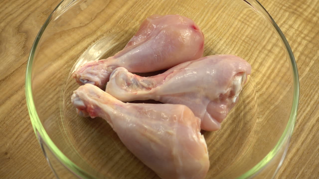 Processo di marinatura del pollo. Rallentatore