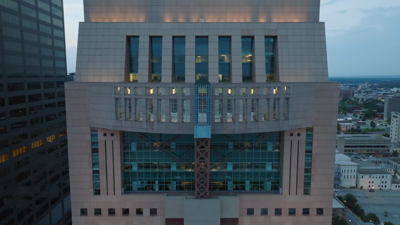 rascacielos humana en el centro de louisville, kentucky