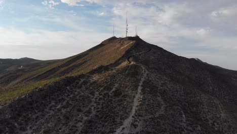 toma aérea de drones del extremo sur de la cordillera de franklin, parte de las montañas rocosas