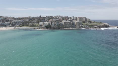 Vista-Aérea-De-Los-Edificios-En-El-Suburbio-De-Ben-Broquel-Del-Norte-De-Bondi-En-Nsw,-Australia---El-Promontorio-Norte-De-La-Bahía-De-Bondi