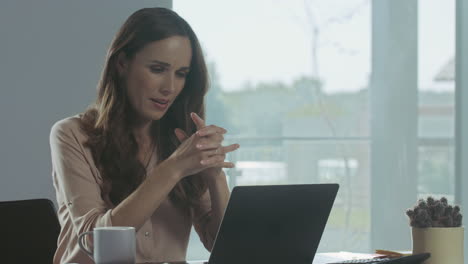 Mujer-De-Negocios-Trabajando-En-La-Computadora-Portátil.-Retrato-De-Primer-Plano-De-Una-Persona-Concentrada.