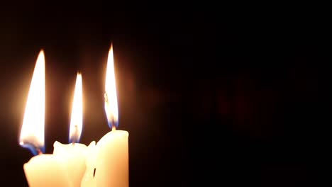 fuego a la luz de las velas con agujero de texto