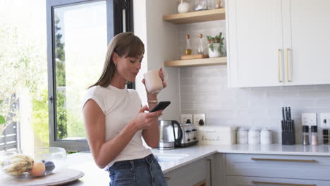 Eine-Kaukasische-Frau-Mittleren-Alters-Genießt-Zu-Hause-Eine-Kaffeepause-Mit-Platz-Zum-Kopieren