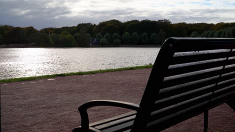 Blick-Von-Hinter-Einer-Bank-In-Einem-Park-In-Europa-Mit-Blick-Auf-Das-Wasser-Mit-Einigen-Bäumen-Im-Hintergrund