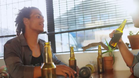 amigos masculinos interactuando entre sí mientras toman bebidas 4k