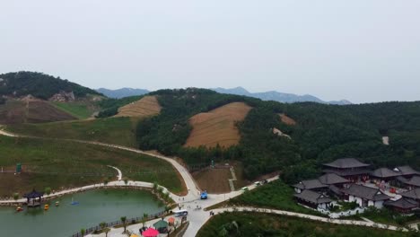 Aufsteigende-Und-Nach-Unten-Geneigte-Luftaufnahme-Des-Wasserparkbereichs-Des-Huaxiacheng-Themenparks