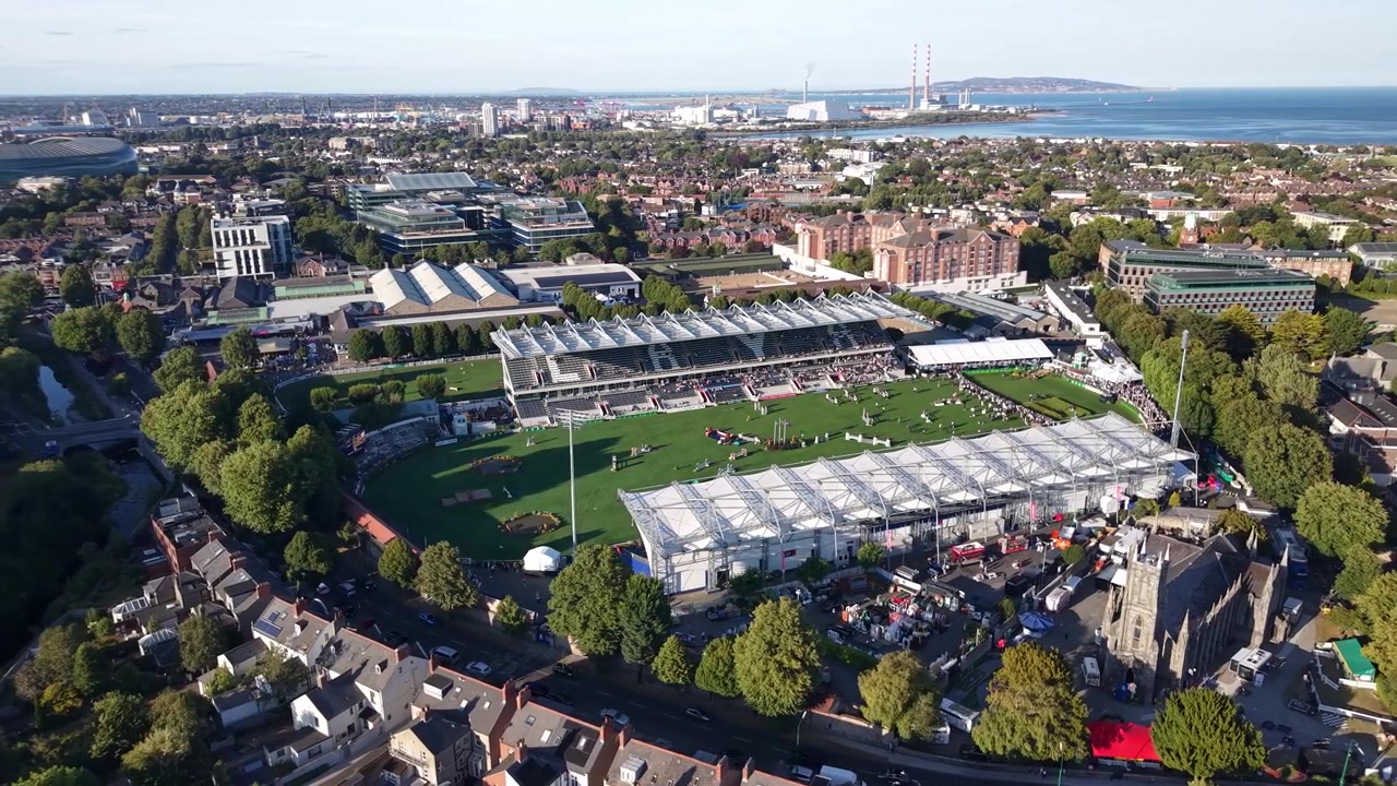 Laya Arena em Dublin, paisagem urbana vista por drone com pontos de referência e a Baía de Dublin. Irlanda.