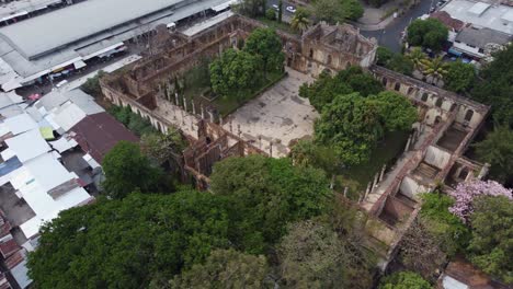 Luftumlaufbahnen,-Dachlose-Historische-Gebäuderuine-In-Santa-Ana,-El-Salvador