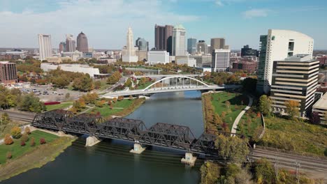 Aerial-descent-along-Scioto-River-toward-downtown-Columbus,-Ohio