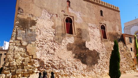 tiro inclinado hacia abajo de una antigua torre musulmana del siglo xii.