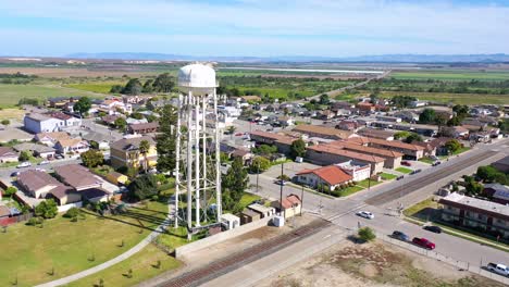 drone antena sobre guadalupe california ciudad agrícola y torre de agua 3