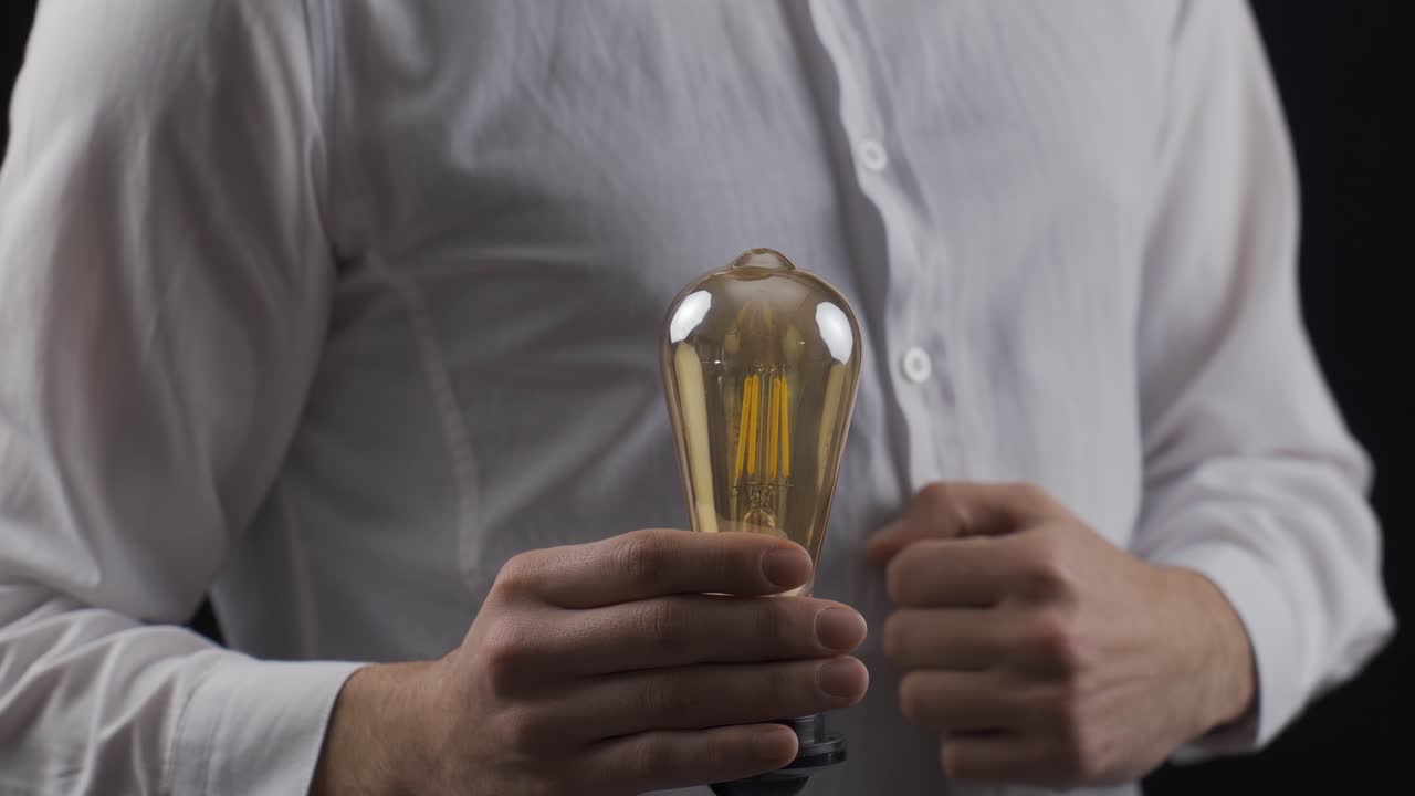 창의적인 아이디어와 불타는 노란색 전구.