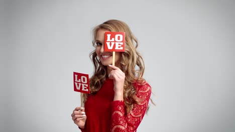 mujer divirtiéndose con accesorios de san valentín