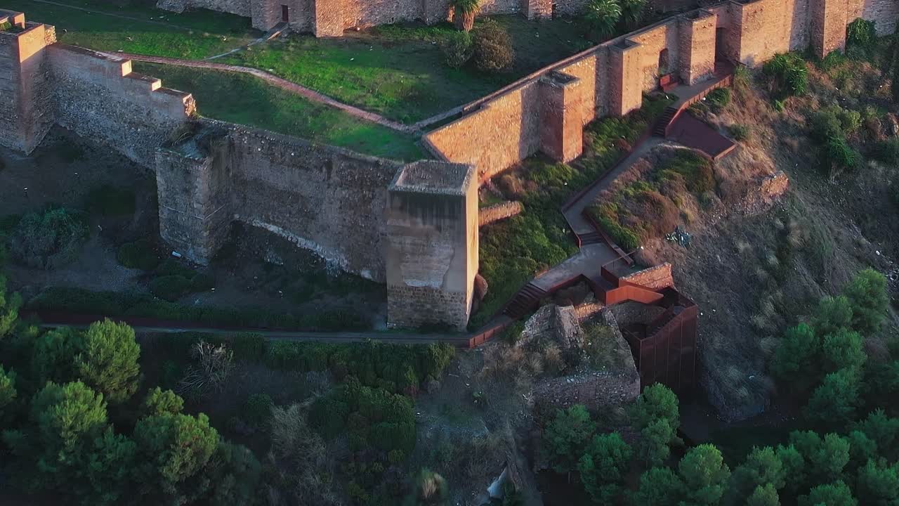 Esplora le storiche mura del castello vicino Malaga, in Spagna, durante il tramonto