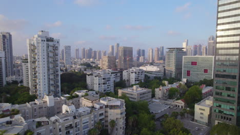 Sourasky-Medical-Center-–-Ichilov-Hospital-Tel-Aviv-Aus-Der-Ferne-Zwischen-Gebäuden-–-Schiebeaufnahme